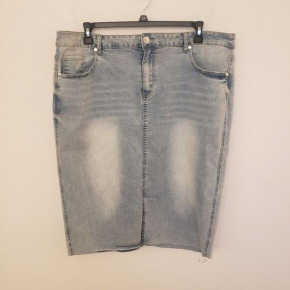 City Chic Denim Pencil Knee Length Skirt Light Wash Fading Pockets Size 22W NWT - Picture 2 of 10